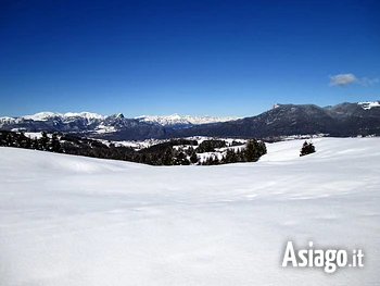 panorama innevato altopiano dei sette comuni