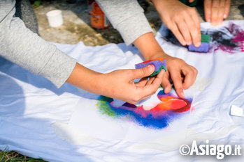 Pittura con spugne e altri oggetti particolari ad Asiago - 11 agosto 2019